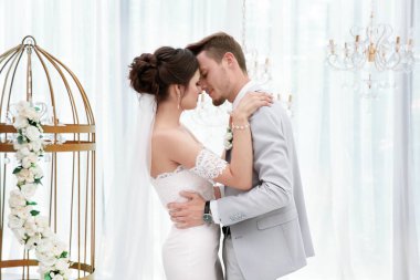 Düğün günü, kapalı mutlu güzel Çift