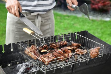 Kaburga pişirme adam 