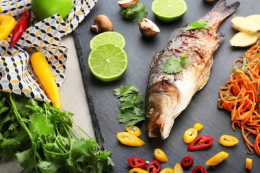 Lezzetli balık ve malzemeler ile kayrak plaka