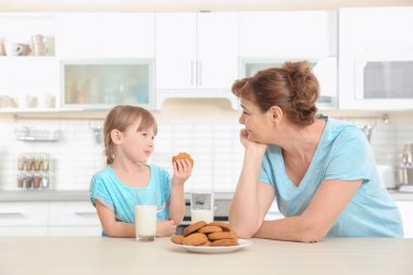 Sevimli küçük kız ve büyük annesi  