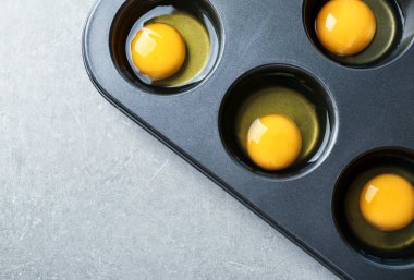 Çörek teneke çiğ yumurta ile