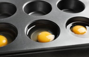 Çörek teneke çiğ yumurta ile