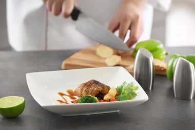 Lezzetli balık sosu ve bulanık Şef ile plaka 