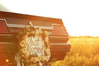 Plaka sadece evli açık havada güzel düğün araba