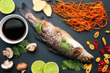 Lezzetli balık, sos ve malzemeler ile kayrak plaka