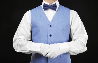 Adam siyah arka plan üzerine beyaz eldiven