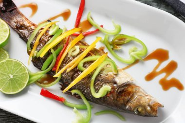 Plaka sebze ve sos lezzetli balık ile hizmet veren