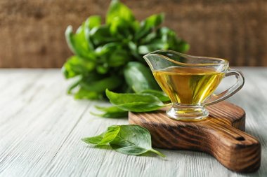 Fesleğen petrol ve yeşil yaprakları ile et suyu tekne