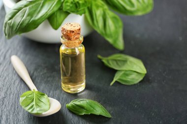 Fesleğen petrol ve yeşil yaprakları ile şişe