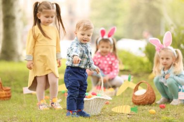 Çocuk parkında eğleniyor. Paskalya yumurtası avı kavramı