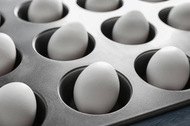 Çörek teneke içinde katı pişmiş yumurta