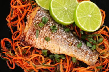 Lezzetli balık ve garnitür plaka