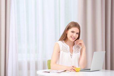 Evde çalışan genç bir kadın.