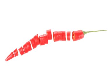 Beyaz zemin üzerine kırmızı biber biber dilimlenmiş