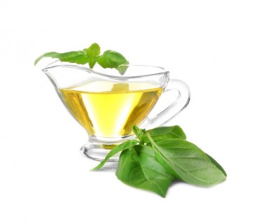 Petrol ve yeşil fesleğen yaprakları sürahi