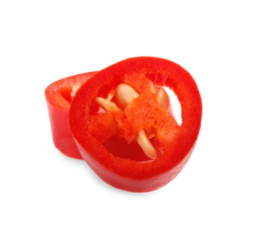 Beyaz zemin üzerine kırmızı biber biber dilimlenmiş