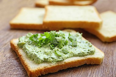 Ekmek masada lezzetli ıspanak soslu