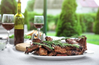 Masada akşam yemeği için lezzetli kaburga hizmet