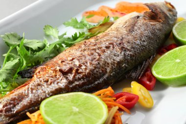 Lezzetli balık, sos ve garnitür plaka