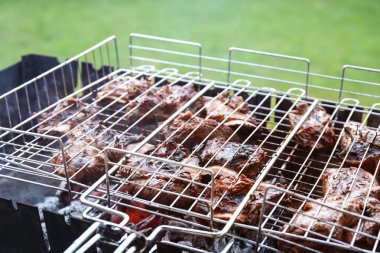 İştah açıcı sulu yedek kaburga pişirme