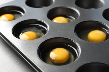 Çörek teneke çiğ yumurta ile