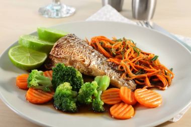 Plaka lezzetli balık, sebze ve sos ile