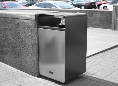 Modern metal çöp kutusu