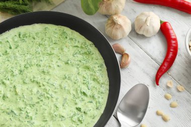 Kızartma tavası ıspanak sos ile