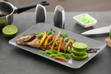 Plaka sebze ve sos lezzetli balık ile hizmet veren