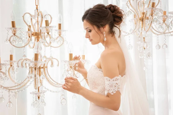 Красивая невеста в день свадьбы в помещении — стоковое фото