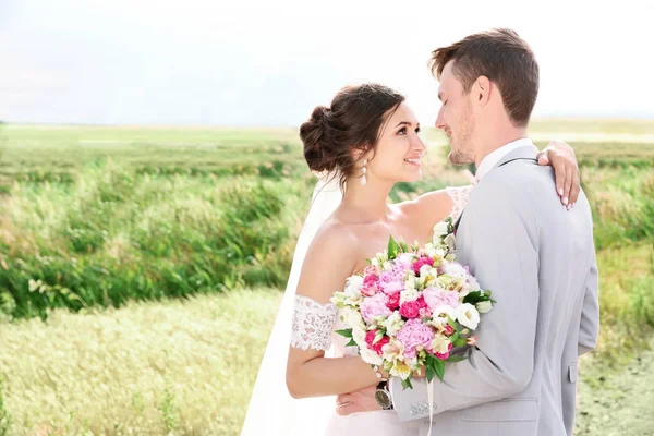 Lyckliga vackra paret på bröllopsdagen, Utomhus — Stockfoto