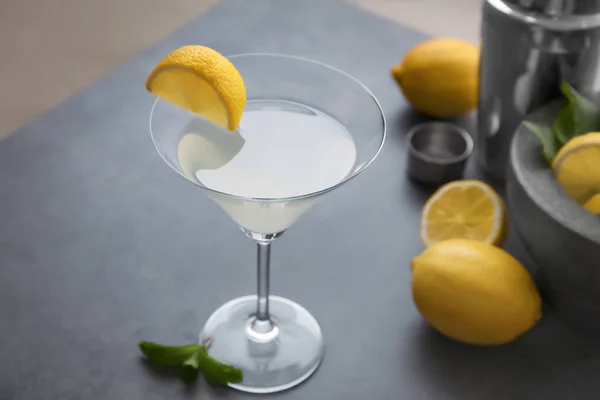 Copa de martini de limón gota —  Fotos de Stock