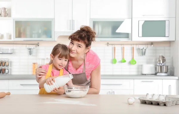 Cute little girl and her grandmother — Stock Photo, Image
