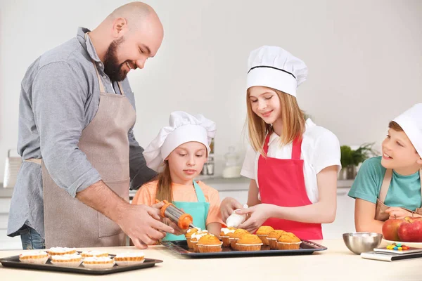 Grupo de crianças e professor preparando sobremesa durante as aulas de culinária — Fotografia de Stock