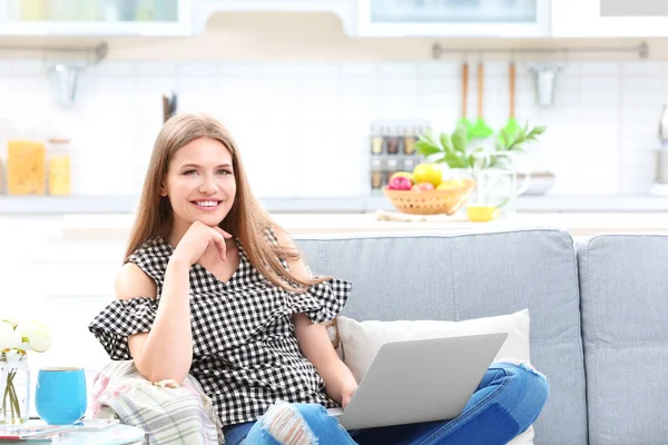 Woman working with laptop — Stock Photo, Image