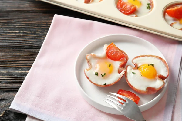 Ham lezzetli yumurta ile plaka — Stok fotoğraf