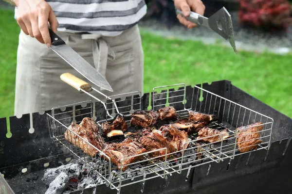 Kaburga pişirme adam 