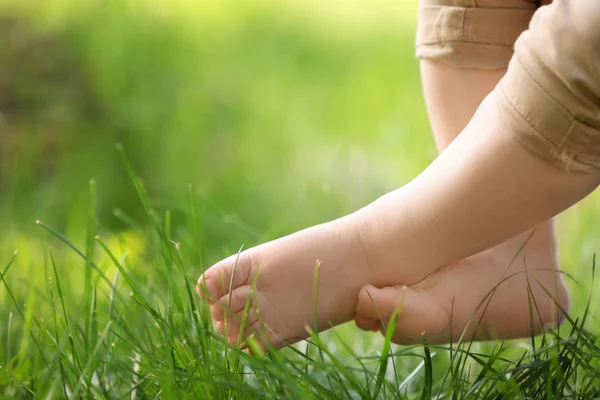 Lite barn och grönt gräs i parken — Stockfoto