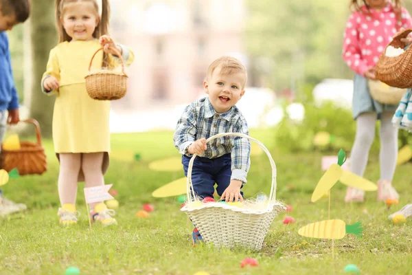 Kinderen plezier in het park. Easter egg hunt concept — Stockfoto