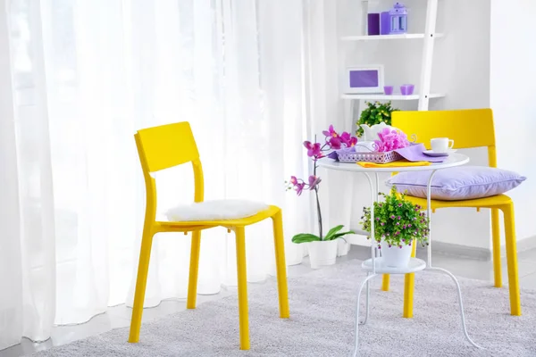 Wnętrze lekki nowoczesny pokój z liliowy odcieni — Zdjęcie stockowe
