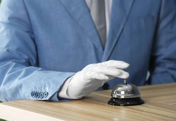 Man beltoon dienst bell op houten tafel — Stockfoto