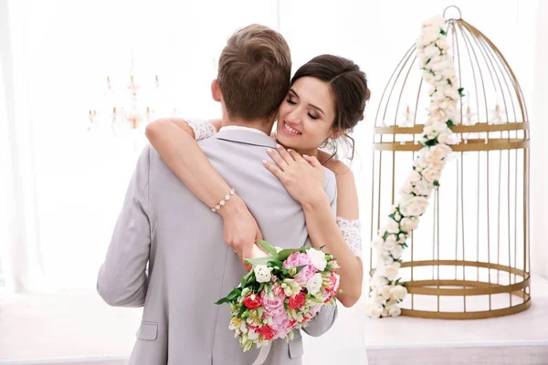 Casal bonito feliz no dia do casamento, dentro de casa — Fotografia de Stock