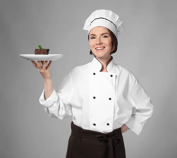 Chef feminino com sobremesa — Fotografia de Stock