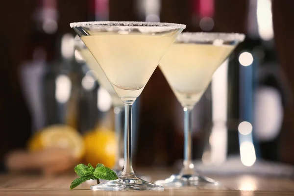 Стаканы мартини с лимоном — стоковое фото