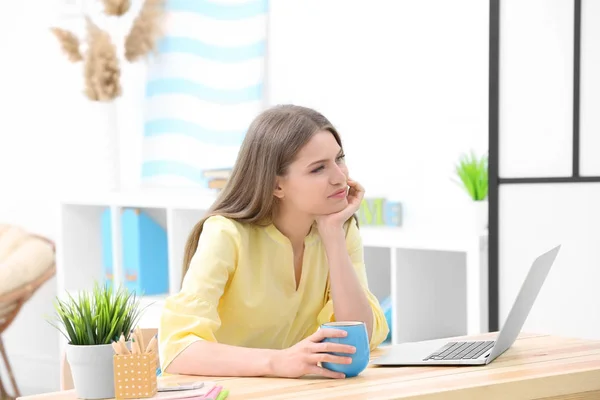 Junge Frau arbeitet zu Hause — Stockfoto