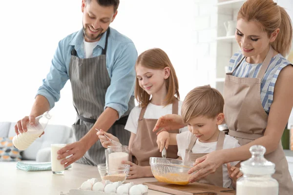 台所で調理している家族。料理クラスの概念 — ストック写真