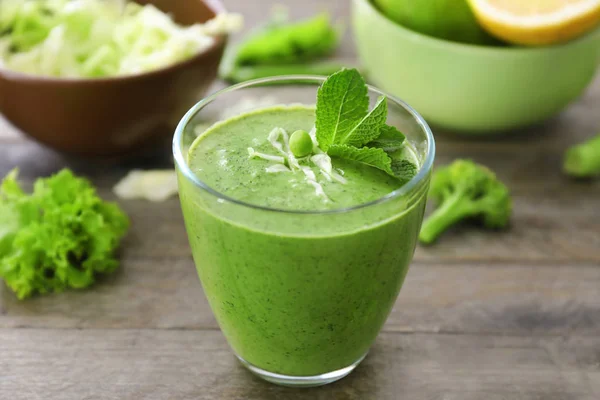 Healthy smoothie with kale — Stock Photo, Image