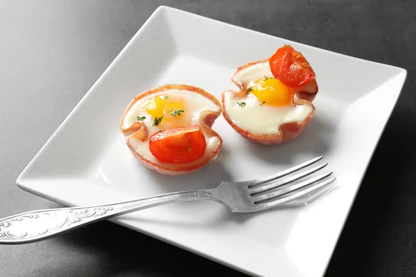 Ham lezzetli yumurta ile plaka — Stok fotoğraf