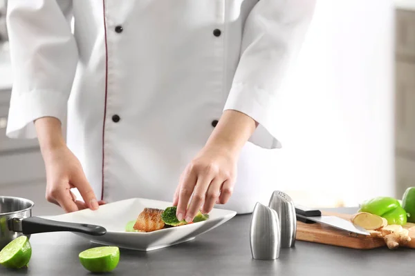 Chef-kok brengen broccoli op bord met heerlijke vis — Stockfoto
