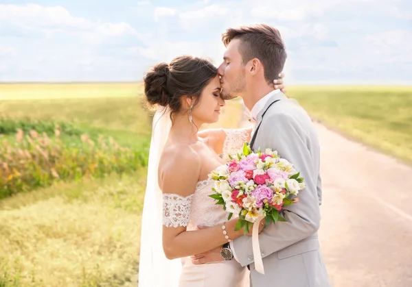 Felice bella coppia il giorno del matrimonio, all'aperto — Foto Stock